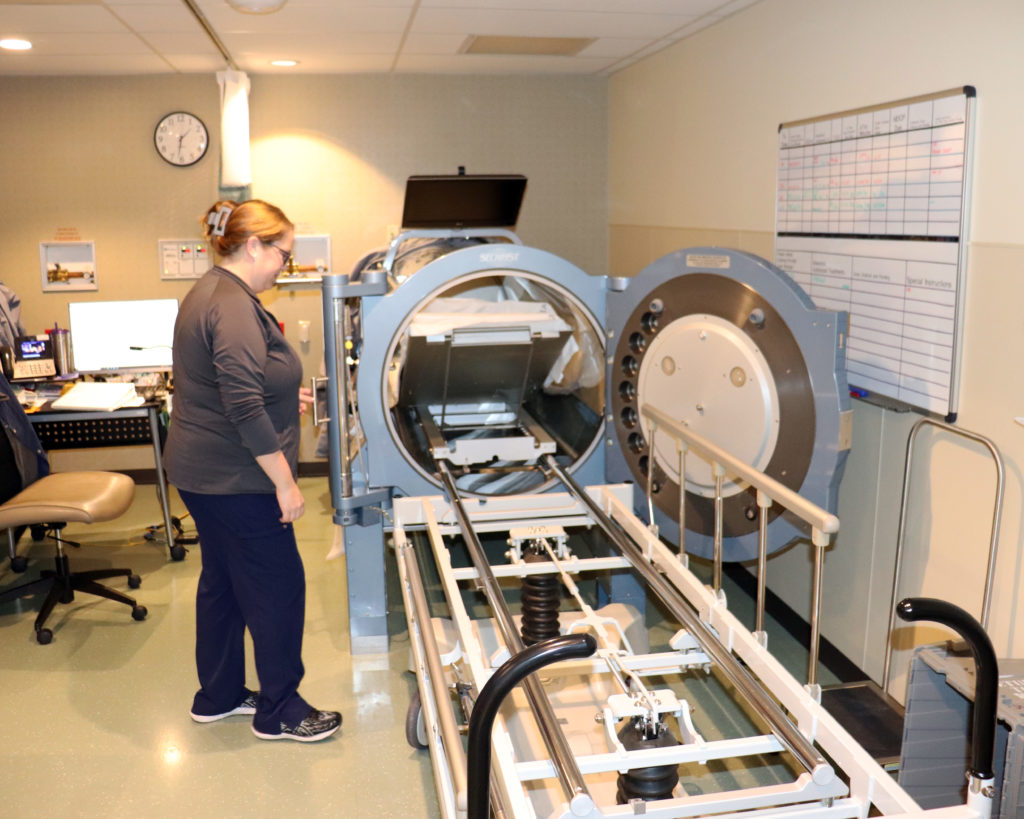 Hyperbaric oxygen chamber for advanced wound healing